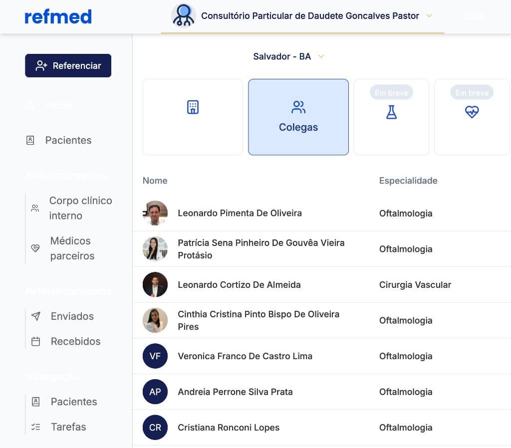 Refmed web console listing clinic colleagues by specialty, with a Referenciar action and Salvador clinic context.